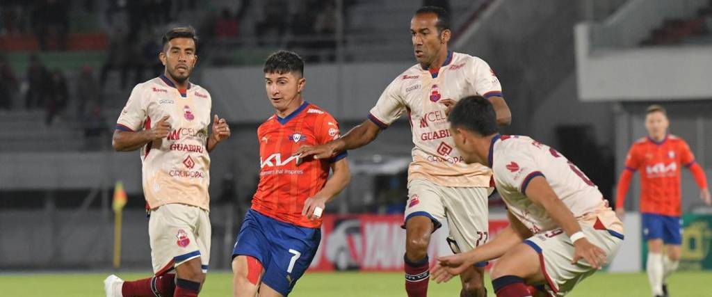 El duelo entre aviadores y azucareros terminó igualado 1-1 en el estadio Félix Capriles de Cochabamba.