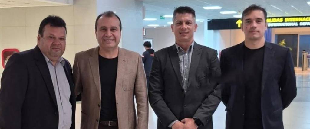 Gustavo Florentín (de manos al frente) subió esta foto a redes sociales antes de abordar el vuelo a Santa Cruz.