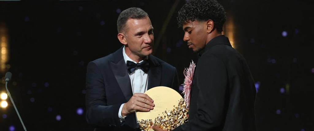 El delantero de Barcelona recibió su tercer premio Kopa de las manos del ucraniano Andriy Shevchenko