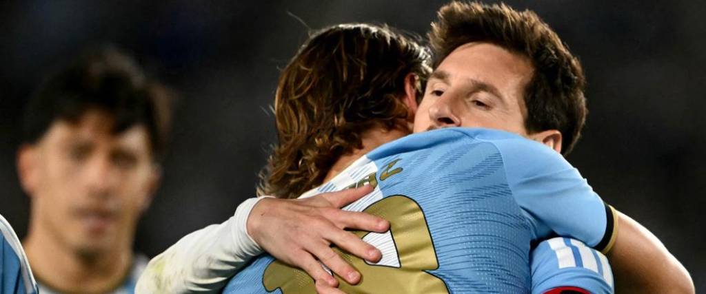 Messi anotó su último tanto en la selección argentina a través de un tiro penal en el Monumental.