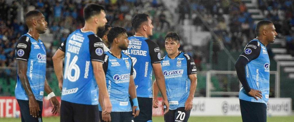 Los jugadores de la academia cruceña terminaron frustrados tras la derrota por goleada ante Bragantino.