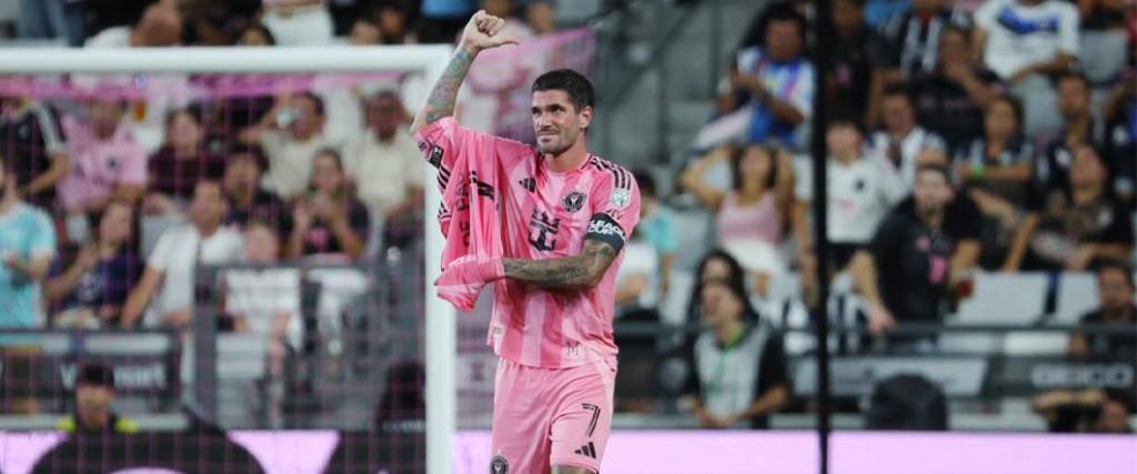 El mediocampista tuvo una celebración especial para apoyar a Leo Messi tras la muerte de su padre.