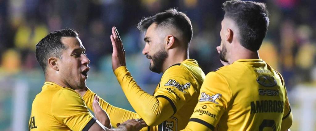 El conjunto aurinegro se impuso por goleada para sumar 18 puntos y quedarse a solo dos de la academia.