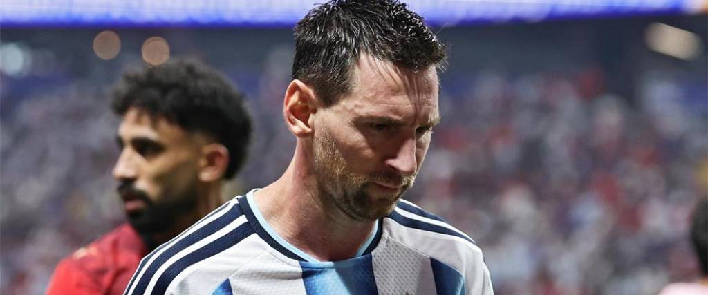 Lionel Messi se lamenta luego de fallar el lanzamiento penal ante Egipto.