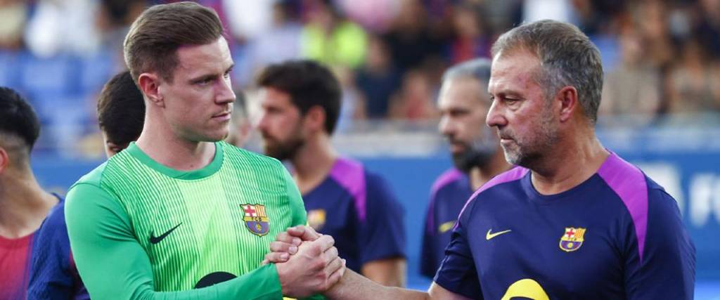 El portero alemán solucionó los conflictos que tuvo con el Barcelona y participó de la presentación del equipo