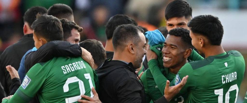 Los jugadores de la Verde terminaron celebrando tras el final del partido en el estadio de El Alto.