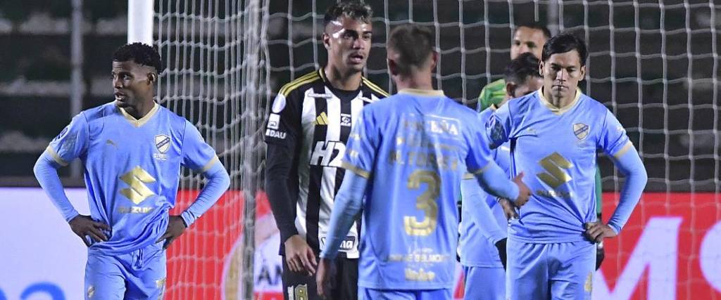 Los jugadores de Bolívar terminaron frustrados por el resultado 2-2 en condición de local ante Mineiro.