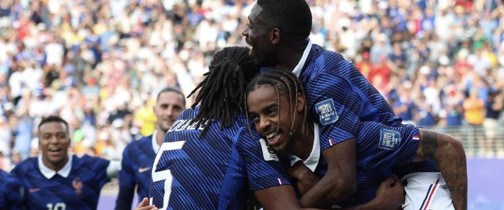 El equipo galo logró una victoria por 3-0 para clasificar a octavos de final de la Copa del Mundo.