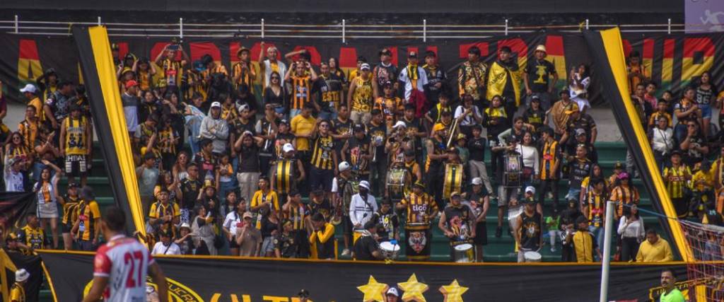 Los hinchas del Tigre viajaron desde La Paz hasta Sucre para ver el compromiso de su equipo con ‘Inde’.