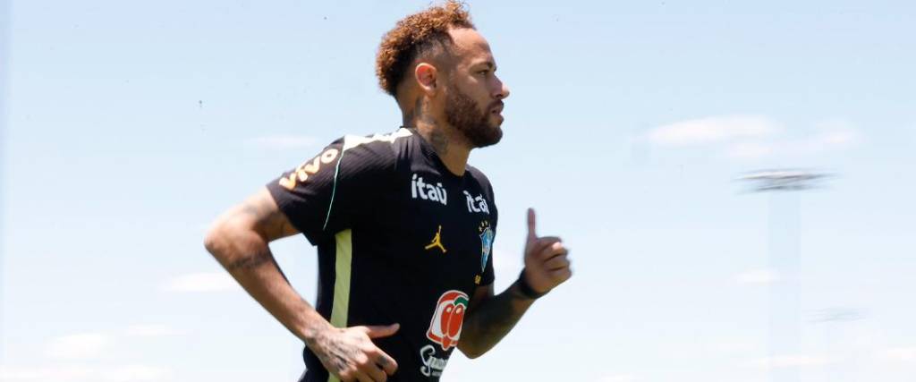El astro brasileño volvió a los entrenamientos con su selección, pero se mantiene en incertidumbre