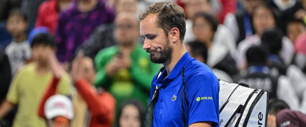 El ruso fue eliminado del China Open tras un incidente con un espectador durante el duelo con Djokovic.