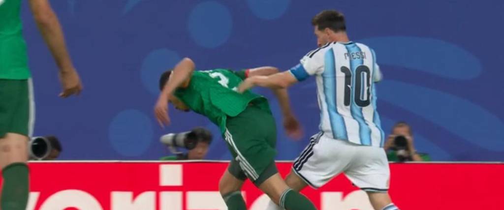 Messi comete infracción a Mandi, una acción que generó polémica en el Mundial.