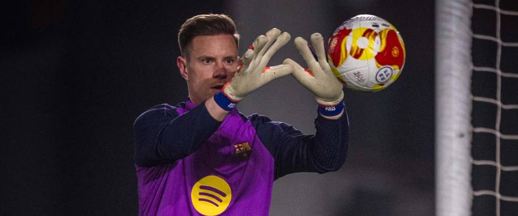 El portero alemán regresó a la concentración del Barcelona tras descartar una posible lesión.