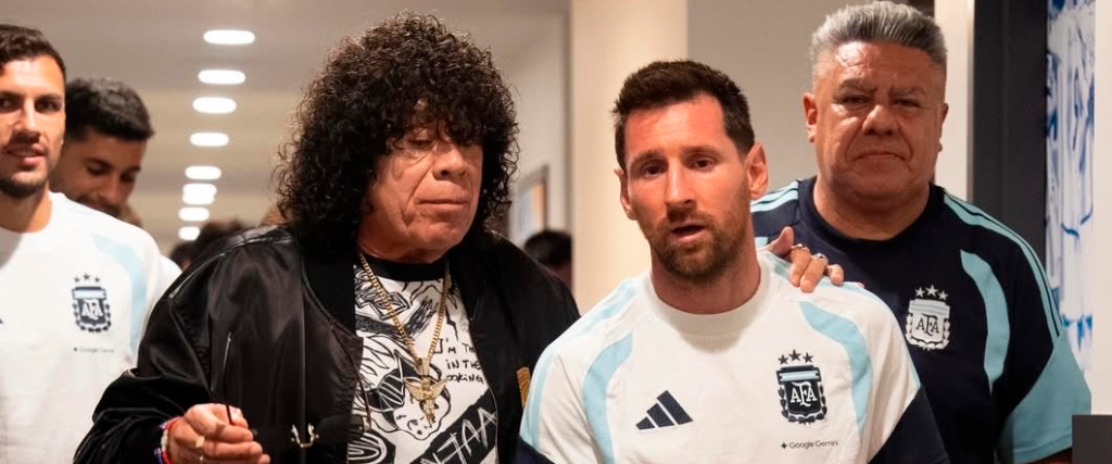La selección argentina junto a La Mona vivieron de un show especial.