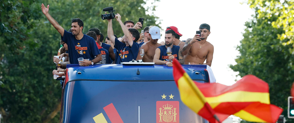 La selección española celebró con más de un millón de aficionados en Madrid la conquista del título.