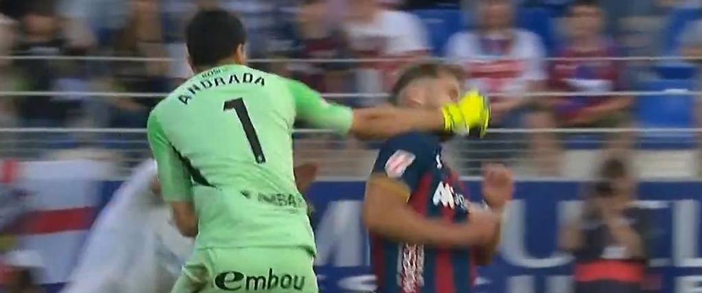 El arquero argentino le propinó un duro golpe al jugador del Huesca, Jorge Pulido en la segunda de España.