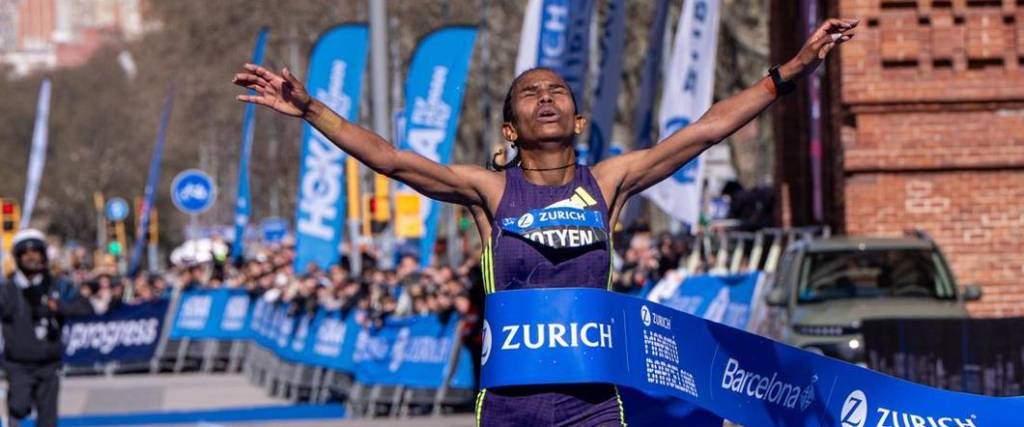 La fondista etíope logró un nuevo récord mundial tras lograr el primer lugar en el Maratón de Barcelona.