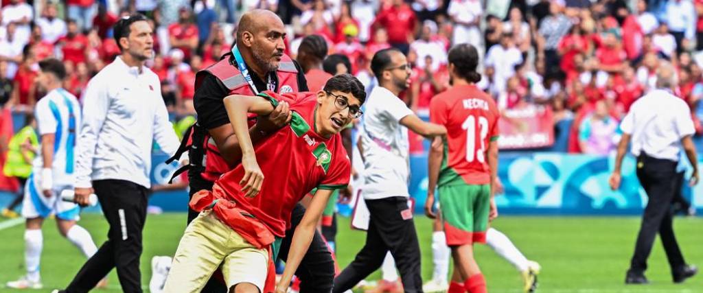 El duelo entre Argentina y Marruecos fue interrumpido por la invación de hinchas marroquíes al campo de juego.