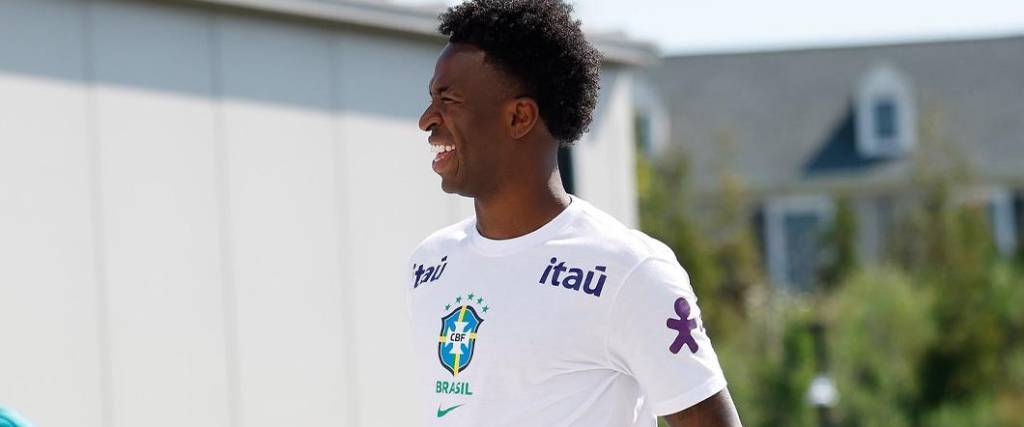 Vinícius entrena en la selección brasileña de cara al compromiso ante Noruega.