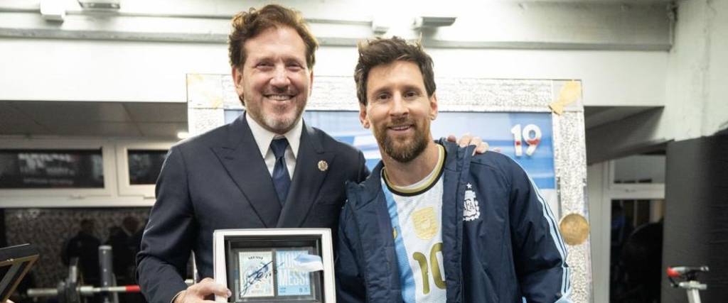 El astro argentino fue reconocido por el presidente de la Conmebol en su despedida de la Albiceleste.