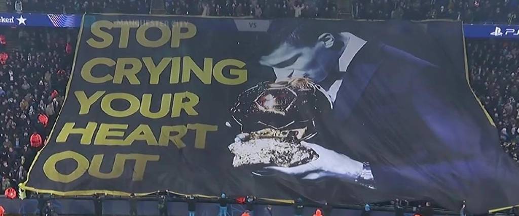 Los hinchas del City desplegaron una pancarta gigante para burlarse de Vini Júnior por el Balón de Oro.