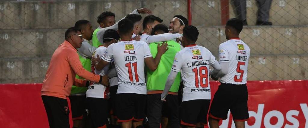 Los jugadores de Always Ready felicitan al delantero argentino Triverio por marcar el segundo gol.