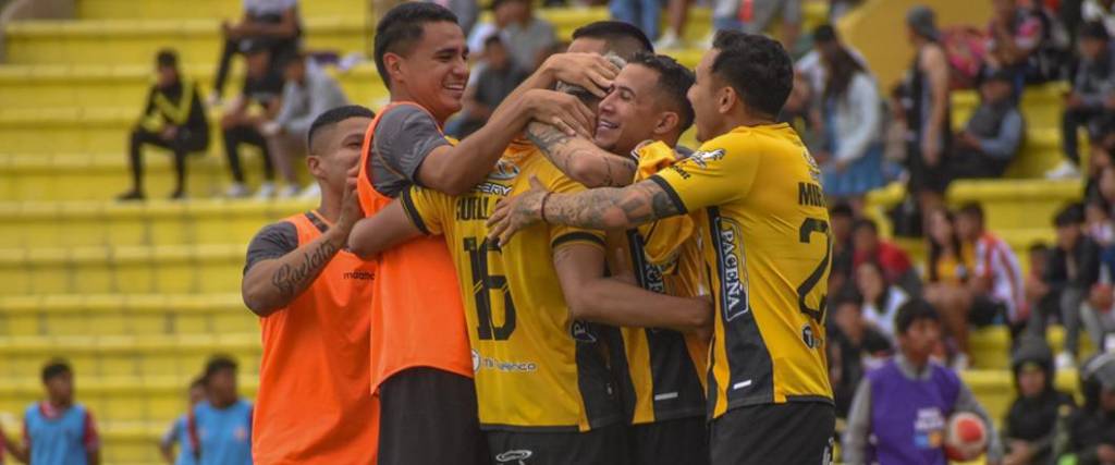 El conjunto aurinegro terminó ganando sobre el final en Sucre y se consolida en el segundo lugar en el torneo