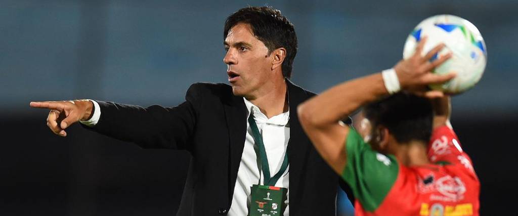 El técnico argentino lanzó duras críticas a la dirigencia del fútbol boliviano y del club Nacional Potosí.