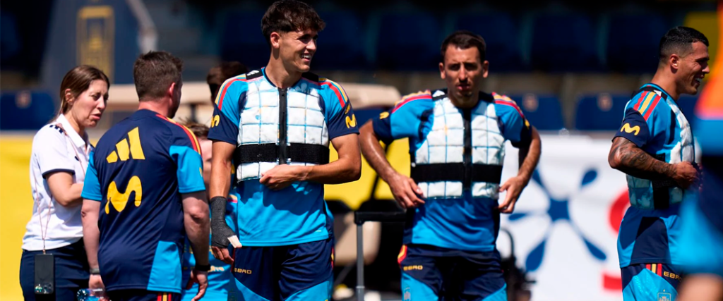 La selección española utiliza chalecos refrigerantes para combatir el intenso calor en Estados Unidos.