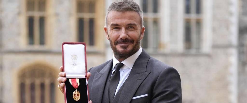 El exjugador de la selección inglesa fue distinguido por la realeza británica como caballero.
