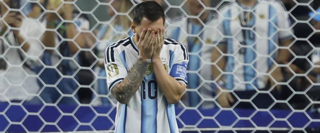Messi se lamenta luego de fallar el penal ante Austria.