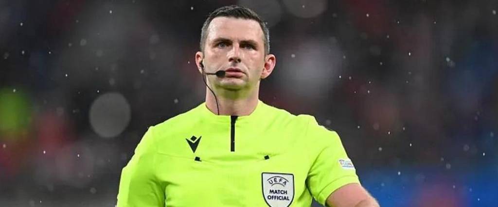 El árbitro inglés Michael Oliver encabeza la lista de los jueces que fueron designados para el Mundial 2026.