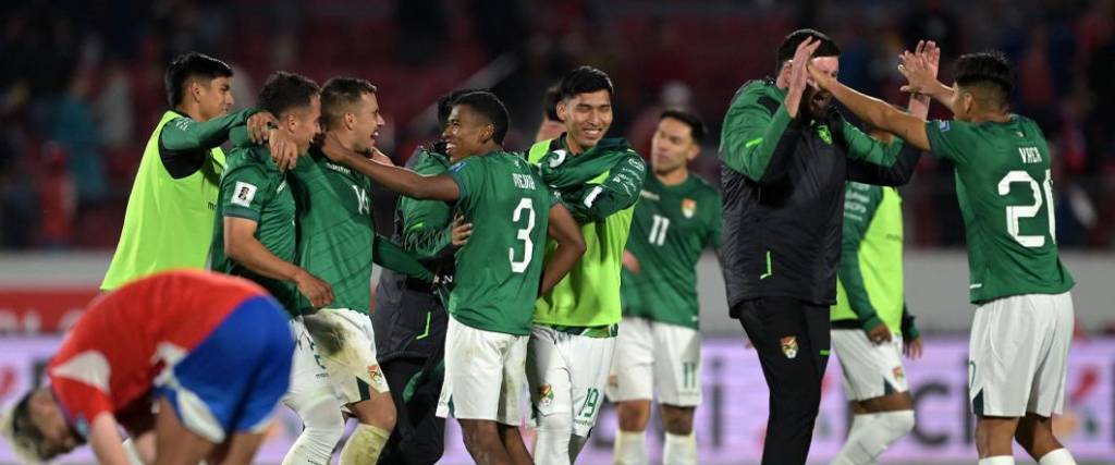 Los jugadores de la selección boliviana terminaron festejando en la cancha del estadio Nacional de Santiago.