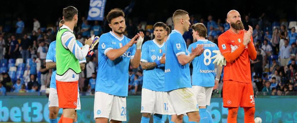 El equipo de Antonio Conte perdió de local y dejó en bandeja de plata la chance de ser campeón al Inter.