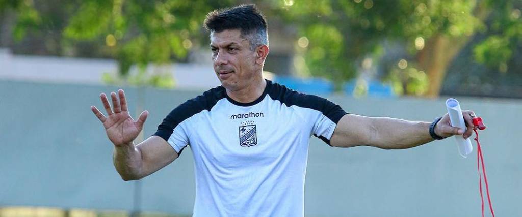 El técnico paraguayo está molesto por la falta de respuesta de Ronald Raldes a los jugadores de Oriente.