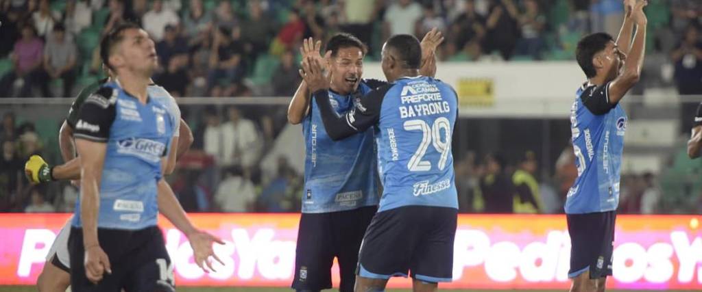 Los jugadores de Blooming terminaron celebrando la victoria en el clásico cruceño frente a Oriente.