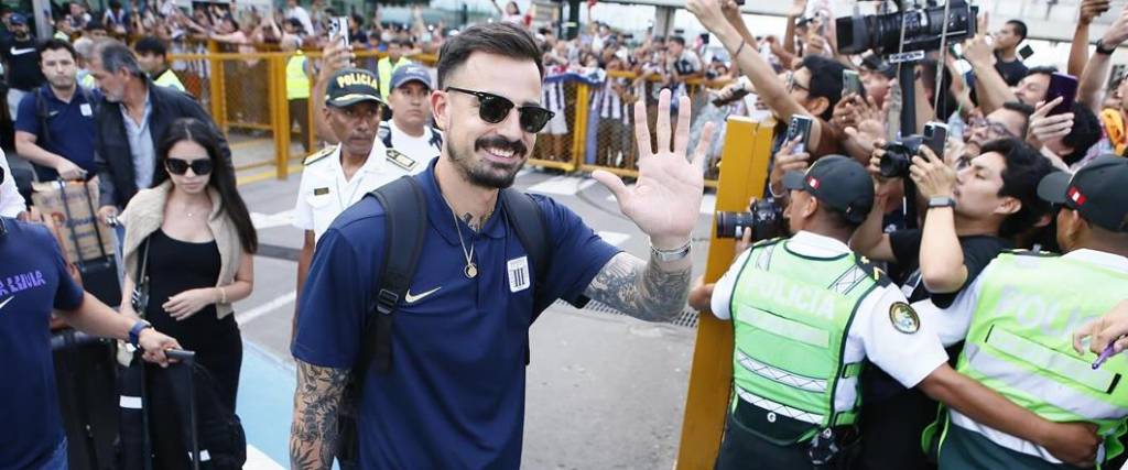 El portero boliviano fue ovacionado por los hinchas de Alianza Lima tras llegar al aeropuerto Jorge Chávez.