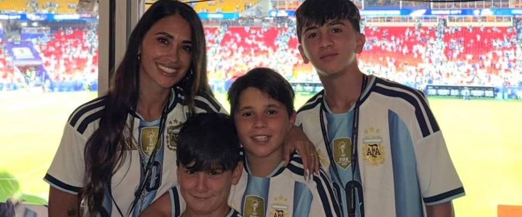 Antonela Roccuzzo junto a sus tres hijos, presentes en el estadio de Kansas para el debut de Argentina.