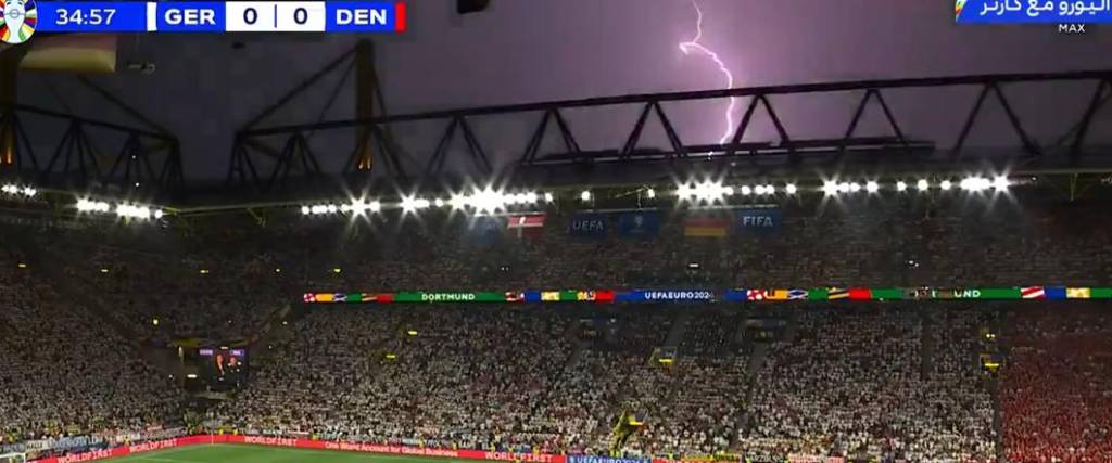 El temporal que azotó la ciudad de Dortmund obligó a parar el partido entre Alemania y Dinamarca.