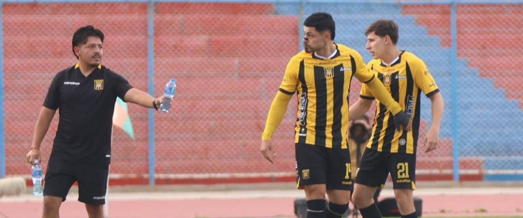 El guatemalteco Lom marcó el primer tanto del conjunto aurinegro ante Totora Real Oruro.