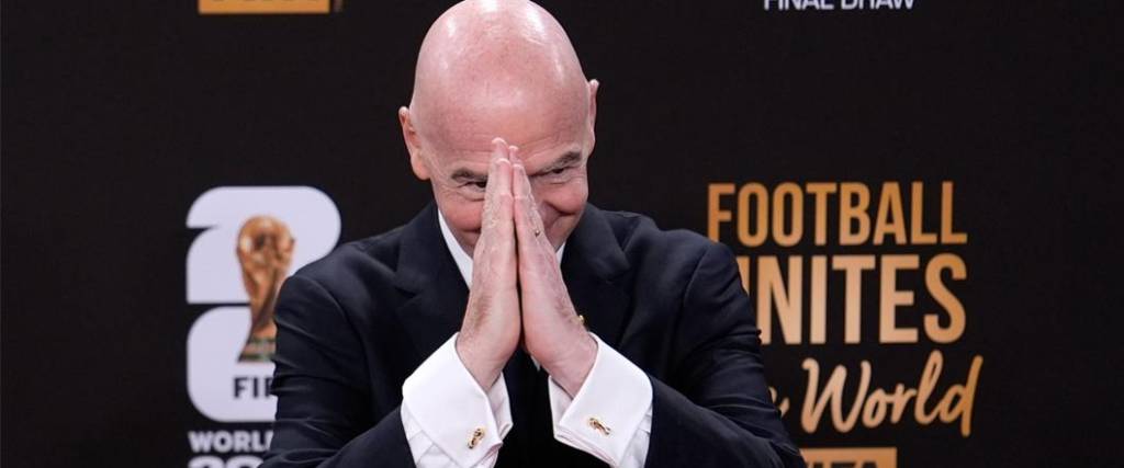 El presidente de la FIFA dio marcha atrás de privatizar el fútbol tras el rechazo de las asociaciones.