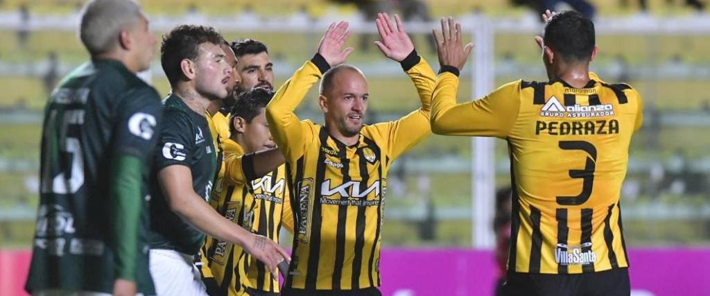 El delantero paraguayo Juan Godoy anotó los primeros dos goles de los cinco que anotó el Tigre.