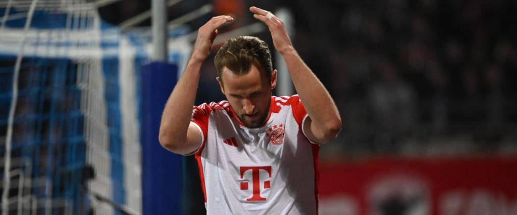 El delantero Harry Kane se lamenta por una nuevo derrota del conjunto bávaro en la Bundesliga.
