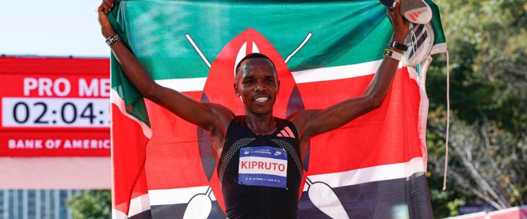 El fondista keniano logró el primer lugar en Chicago en la tercera vez que disputaba el maratón.