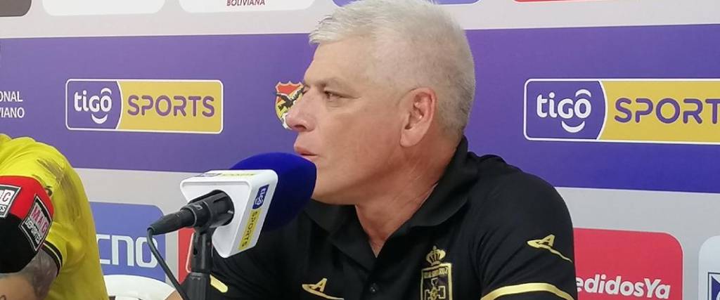 El técnico albo renunció en conferencia de prensa tras la derrota ante Blooming, el día miércoles.