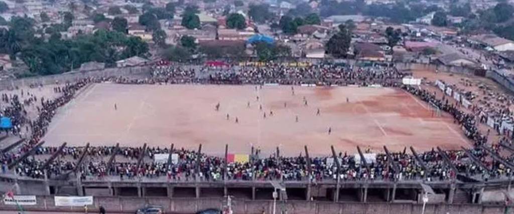 Un partido de fútbol en Guinea terminó en tragedia con la muerte de 56 personas en una avalancha.