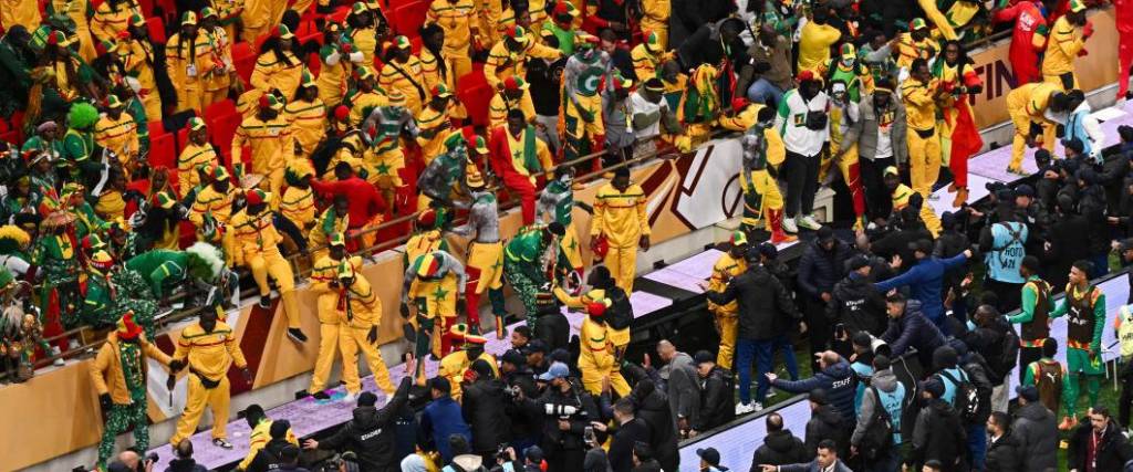 Los hinchas de Senegal intentaron invadir el campo de juego por el polémico arbitraje en la final de la CAN.