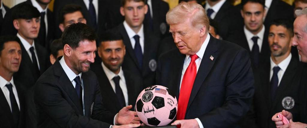 El astro argentino le regaló al presidente de EEUU un balón del Inter Miami en su visita a la Casa Blanca.