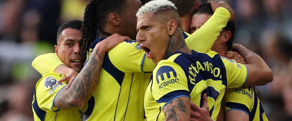 Los ‘Spurs’ lograron una victoria por 1-2 en condición de visitante para salir de la zona de descenso.