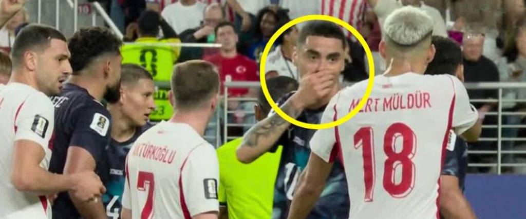 El paraguayo Almirón emitió un supuesto insulto al turco Muldur y vio la roja tras revisión en el VAR.